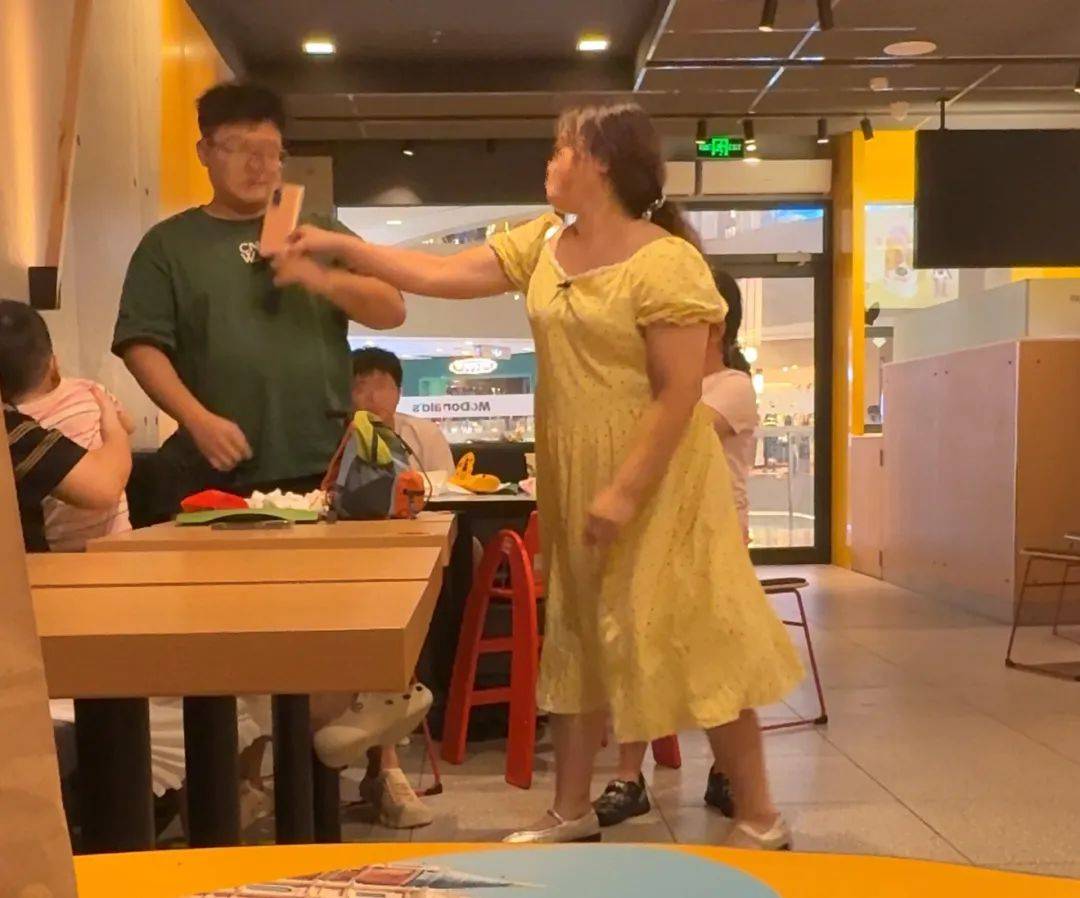 皇冠体育App下载
_女子在麦当劳殴打辱骂他人皇冠体育App下载
，叫嚣：“我认识大把警察”，打伤工作人员赔偿后又反悔投诉