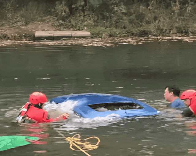 皇冠信用網在哪里注册
_女儿被困坠河车内皇冠信用網在哪里注册
，父亲借渔网撬门救女，关键时刻......