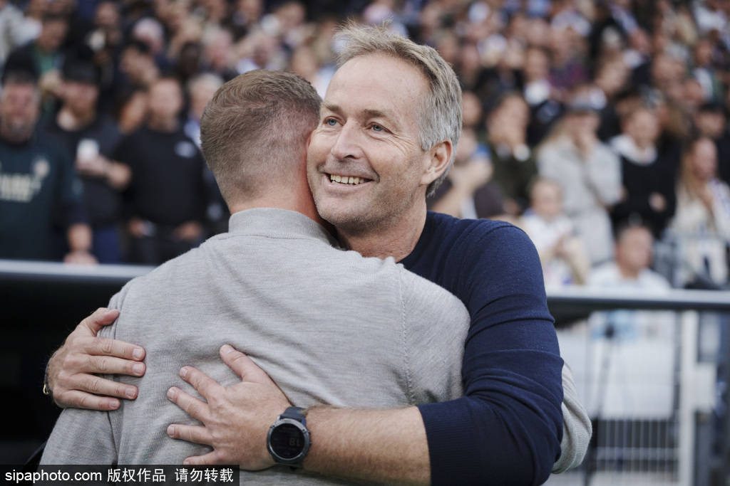 皇冠足球管理平台出租
_青岛西海岸俱乐部重罚张呈栋皇冠足球管理平台出租
！三停处罚背后的深层原因与影响