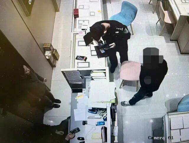 皇冠信用网代理怎么申请
_股市套现170万元后皇冠信用网代理怎么申请
，杭州男子豪购300克金条！老板当场报警……