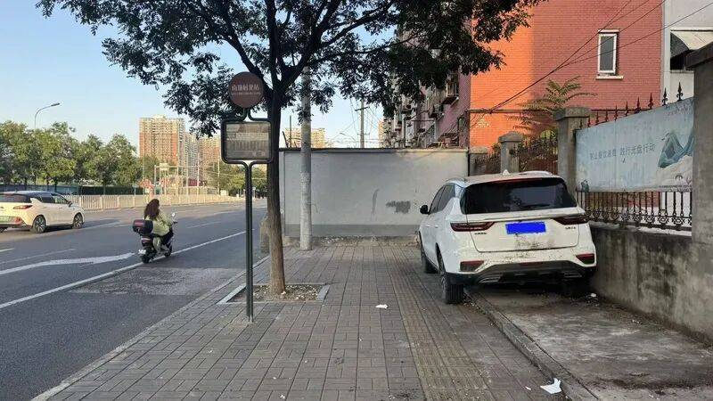 皇冠登录网址_走着走着就撞墙了!北京一公交站附近人行便道缺失皇冠登录网址,如何解?