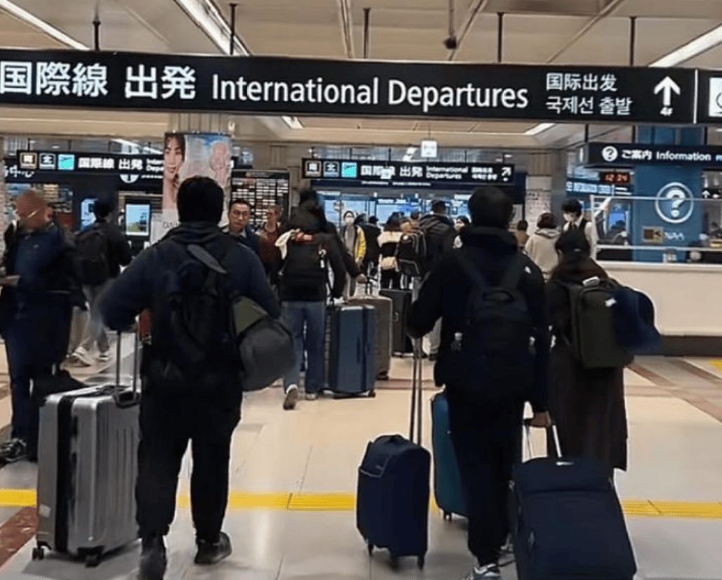 皇冠信用網登1
_日本多次不宣而战皇冠信用網登1
,中国不得不防,高市早苗沉默之际,国人紧急返华