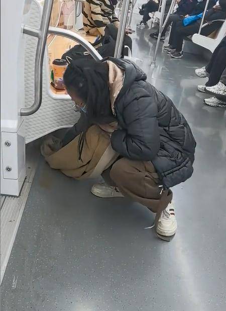 信用网皇冠申请注册
_苏州一女乘客打翻奶茶后用围巾擦地信用网皇冠申请注册
,地铁:准备了新围巾和大礼包