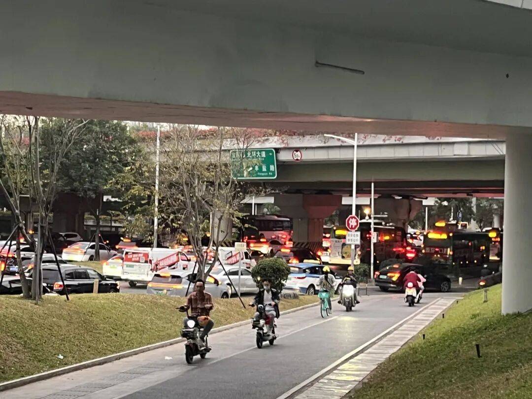 厄瓜多尔足球
_“等到车熄火”！深圳一主干道厄瓜多尔足球
，因封路导致拥堵！多部门研究疏解方案