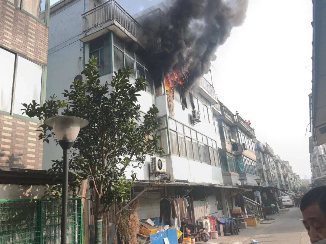 西班牙足球
_一张危险的“蜘蛛网”西班牙足球
，将出租房烧了个精光？