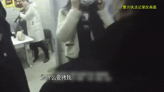 皇冠信用网登2代理申_上海地铁一男子被打10个耳光不还手皇冠信用网登2代理申！“被打还手即互殴”成历史