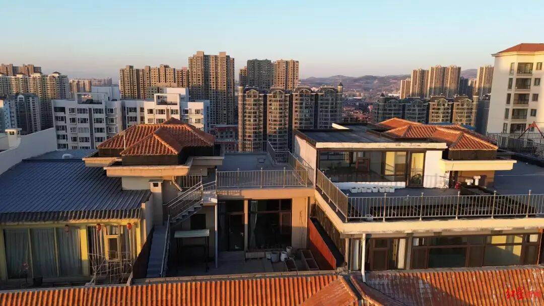 皇冠mos022_山西一小区被曝多个顶楼住户违规加盖房屋：有的甚至修建成阁楼皇冠mos022，致几十户房子墙面裂缝