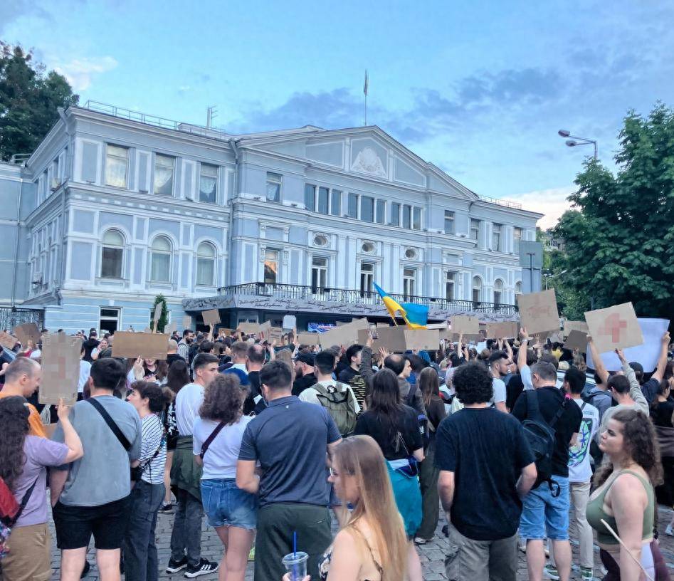 皇冠mos022_第18次续命皇冠mos022，乌克兰最高拉达批准，泽连斯基还要接着当总统，战时状态又延长90天