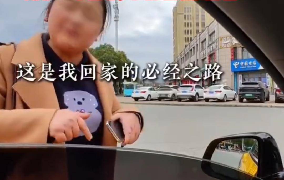 皇冠hga010_“看到你我害怕！”女子强烈要求男子挪车皇冠hga010，网友：不可理喻