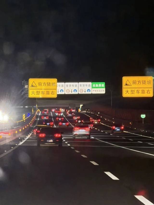 皇冠分红_“上了高速皇冠分红，发现全是聪明人”！还有人带了一锅饭……