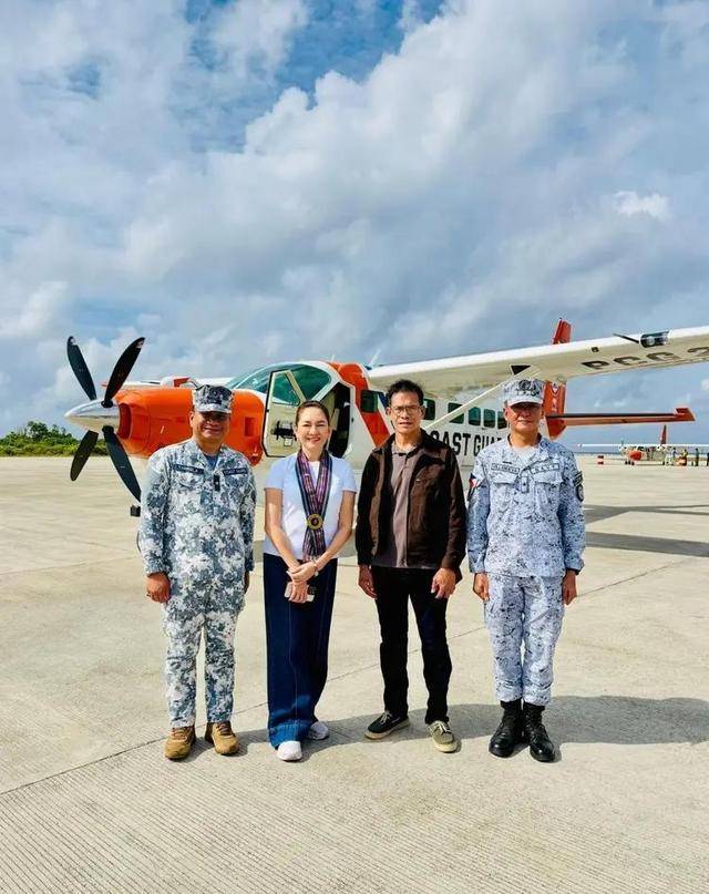 皇冠足球比分_菲律宾女议员强登我岛礁皇冠足球比分，低空俯视心凉了一大截，20多艘舰艇全包围