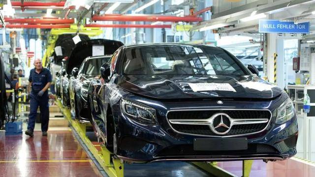 世界杯皇冠足球平台_中方高规格招待世界杯皇冠足球平台，默茨接过鲜花，走进人民大会堂前，他喊出了9个字