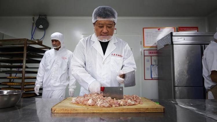 皇冠信用网在哪里开通_“炒鸡月饼”你吃过吗皇冠信用网在哪里开通？临沂一食品公司正赶制临沂炒鸡月饼