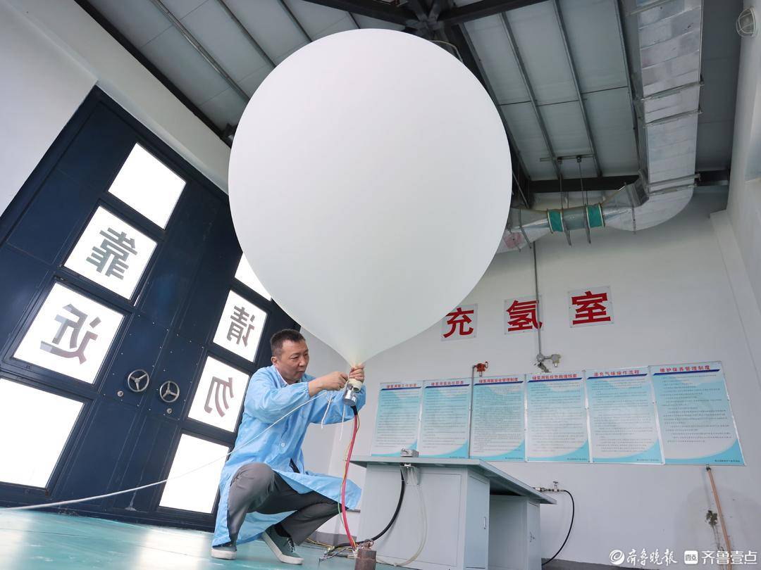 世界杯足球平台代理_拾光|几十年如一日世界杯足球平台代理，他准点放气球高空测天气