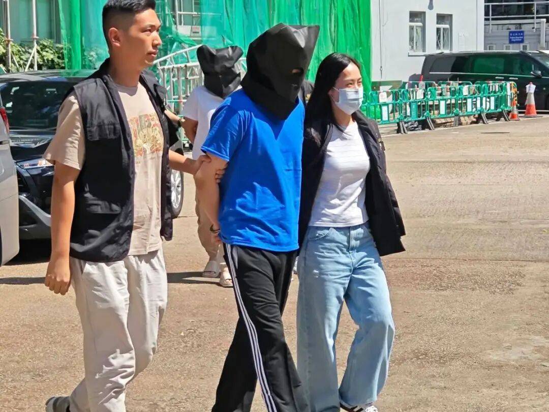 皇冠信用网开户_内地男子在香港住酒店下楼抽烟皇冠信用网开户,2分钟内价值3000万港元黄金被换成30公斤柔顺剂,警方:系同行朋友精心策划,已拘捕2人