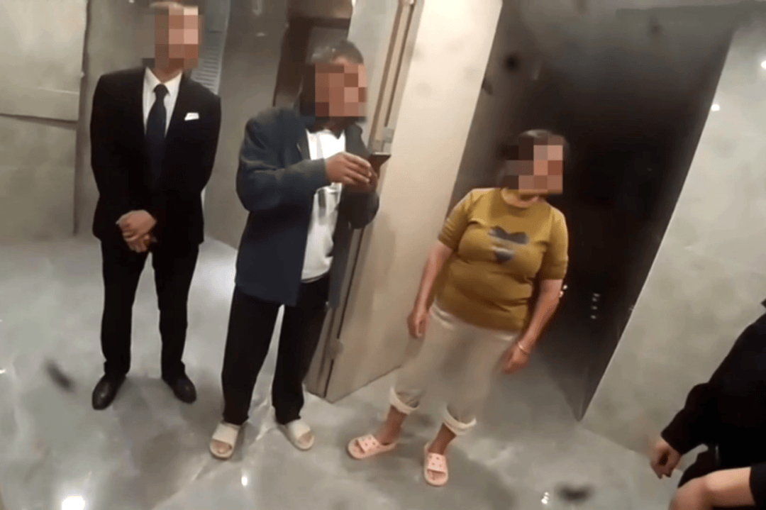 世界杯平台买球 _女子家门口快递屡屡丢失世界杯平台买球 ，找到偷窃者反被指责“故意找茬”，结局大快人心……