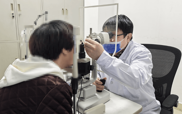 世界杯平台推荐 _56岁奶奶每天等孙子孙女睡着后关灯刷手机到凌晨世界杯平台推荐 ，视力严重受损仅剩0.1